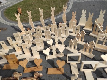 Крест в досках, необработанная деревянная основа, могильное украшение, композиция.