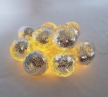 10 хлопковых шариков, светящихся шариков, светодиодной гирлянды и пайеток.