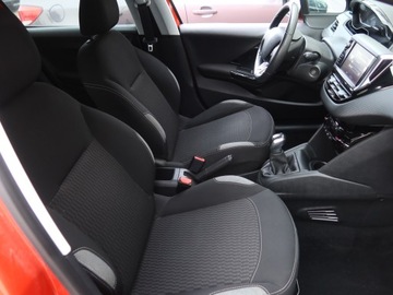 Peugeot 208 I Hatchback 5d Facelifting 1.2 PureTech 82KM 2016 Peugeot 208 1.2 PureTech, Salon Polska, zdjęcie 8