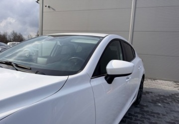 Mazda 3 III Hatchback Facelifting 1.5 SKYACTIV-D 105KM 2017 Mazda 3 bezwypadekorg lakierbiala perlaSPORT LINE 1.5 Diesel 105KM, zdjęcie 2