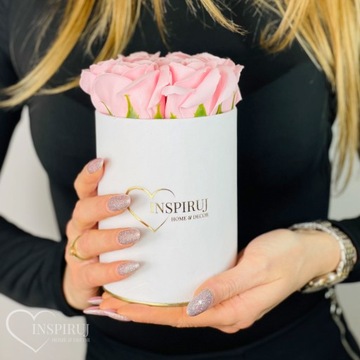 ЦВЕТОЧНАЯ КОРОБКА С МЫЛЬНЫМИ ЦВЕТАМИ ПОДАРОЧНЫЕ ЦВЕТЫ МЫЛЬНЫЕ РОЗЫ ВЕЛЮРОВАЯ КОРОБКА