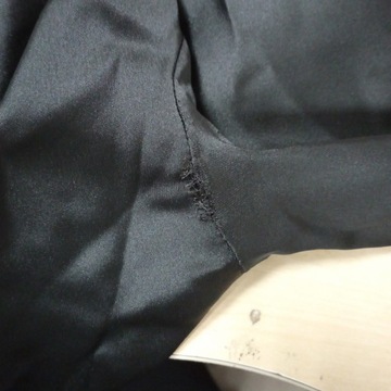 DESIGNEX Czarna bluzka z poduszkami na ramionach i zabudowanym dekoltem S