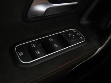 Mercedes Klasa A W177/V177 Sedan Plug-In 1.3 250 e 218KM 2020 Mercedes A 250 phev panorama automat virtual amg, zdjęcie 39
