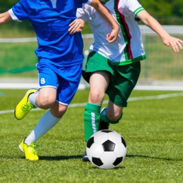 Футбол к ноге ноги футбольного футбола Черно -белый вшит в патчах