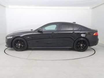 Jaguar XE Sedan 2.0 i4 180KM 2017 Jaguar XE 20d, 177 KM, Automat, Skóra, Navi, zdjęcie 2