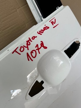 DVEŘE LEVÉ PŘEDNÍ TOYOTA YARIS IV 4 LEVÝ