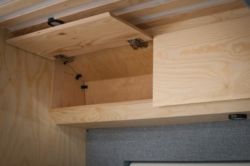 Мебель для кемпера — верхний левый шкаф над столом.