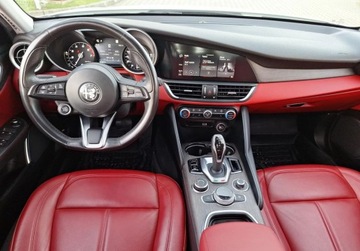 Alfa Romeo Giulia II Sedan Facelifting 2.0 Turbo 280KM 2021 Alfa Romeo Giulia 2.0 280KM 4x4 Q4 Czerwona Skora Kamera Szyberdach ElekrP, zdjęcie 16
