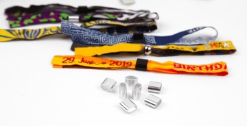 3000x ВЫШИВАННЫЕ КОНЦЕРТНЫЕ ЛЕНТЫ С ПРИНТОМ И ТЕКСТОВЫМ ЛОГОТИПОМ НА ЗАКРЫТКЕ