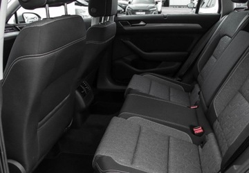 Volkswagen Passat B8 Variant Facelifting 2.0 TDI SCR 200KM 2023 Volkswagen Passat Variant 2.0 TDI 200KM DSG Business Fotele Podgrzewane Te, zdjęcie 10