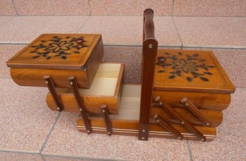 РЕЗЬБОВАЯ МАШИНА XL, деревянная, инкрустация резьбой - коробка