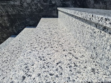 Гранитная лестница, пламенные или полированные ступени Е1 150х34х3 -1м