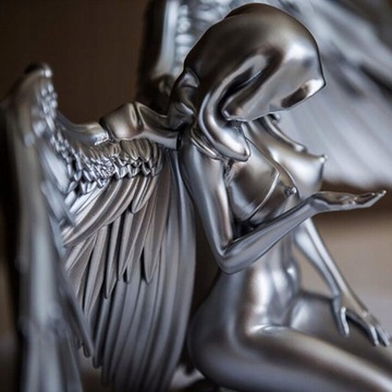 Статуя коленопреклоненного ангела Скульптура обнаженной женщины