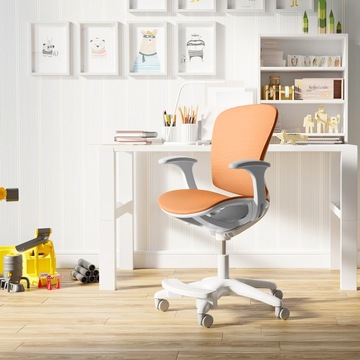 Оранжевый стул для ребенка.