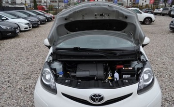 Toyota Aygo I Hatchback 5d Facelifting 1.0 VVT-i 68KM 2013 Toyota Aygo Klimatyzacja Nawigacja TOM TOM Elektryczne Szyby Benzyna 68KM, zdjęcie 22