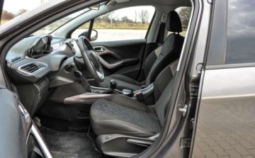 Peugeot 2008 I SUV 1.2 PureTech 110KM 2015 Peugeot 2008 2015 r. 1.2 Benzyna 110KM, zdjęcie 6