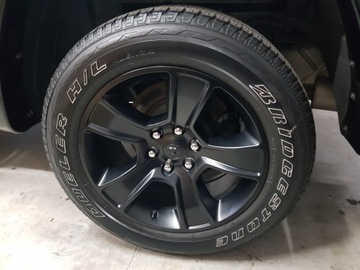 DODGE RAM 1500 2019-2024 KOLA KOMPLET RÁFKY 20 PALCŮ ČERNÉ ČIDLA TPMS