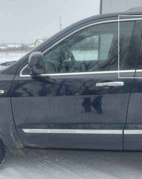 GRAND CHEROKEE WK2 11-20R LIŠTA DVEŘE LEVÝ PŘEDNÍ SVISLÁ