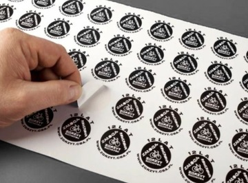 Печать наклеек и этикеток: Стандартная матовая белая фольга.