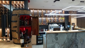 Деревянная барная стойка со светодиодными дверцами RGB