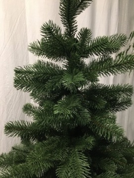 Красивая искусственная елка 