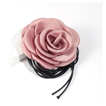 Naszyjnik choker XL ozdobny kwiat na szyję róża na rzemyku elegancka pudrow