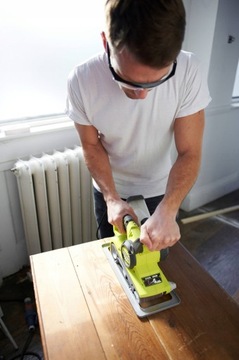ЭЛЕКТРИЧЕСКАЯ ЛЕНТОЧНО-ШЛИФОВАЛЬНАЯ МАШИНА RYOBI EBS800V 800 Вт + 3 ШЛИФОВАЛЬНЫЕ ЛЕНТЫ.
