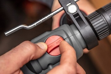 ГРАФИТОВАЯ УДАРНАЯ СВЕРЛА 550 Вт, РУКОЯТКА 13 мм + 10 СВЕРЛ, КОРОБКА 58G735