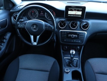 Mercedes Klasa A W176 Hatchback 5d Facelifting 180 122KM 2015 Mercedes A A 180, Serwis ASO, Klima, Klimatronic, zdjęcie 6