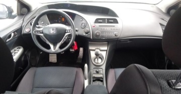 Honda Civic VIII Hatchback 3d 1.8 i-VTEC 140KM 2010 Honda Civic Honda Civic VIII 1.8 i 140KM 95tyskm przebiegu 1.8 Benzyna, zdjęcie 13