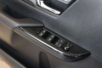 Toyota Hilux VIII Podwójna kabina Facelifting 2.8 D-4D 204KM 2023 Toyota Hilux 2.8 D-4D Double Cab Invincible 4x4 aut 2.8 Diesel 204KM, zdjęcie 13