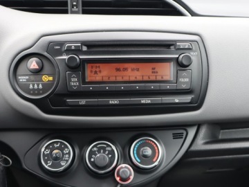 Toyota Yaris III Hatchback 5d Facelifting 1.0 VVT-i 69KM 2014 Toyota Yaris 1.0 VVT-i, Salon Polska, Serwis ASO, zdjęcie 11