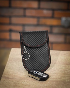 КОЖАНЫЙ ЧЕХОЛ С БЛОКИРОВКОЙ СИГНАЛЬНЫХ КНОПОК