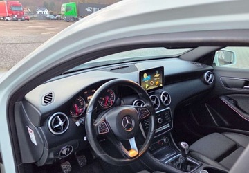Mercedes Klasa A W176 Hatchback 5d Facelifting 180 122KM 2016 Mercedes-Benz Klasa A 1,6 Ben 122 km AMG 6 -biegow 1.6 Benzyna 122KM, zdjęcie 5