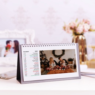 Конструктор фотокалендаря с фотографией на столе в подарок бабушкам и дедушкам