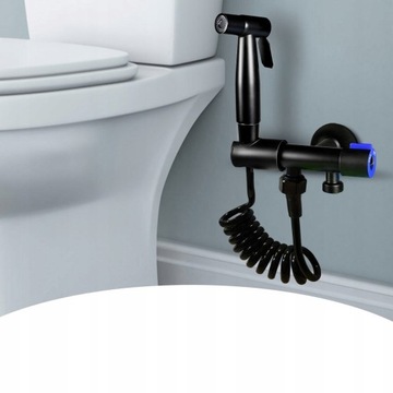 Душевая головка для биде и черный шланг для биде.