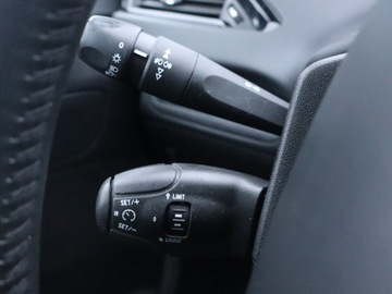 Peugeot 208 I Hatchback 5d Facelifting 1.2 PureTech 82KM 2015 Peugeot 208 1.2 PureTech, Klima, Tempomat, zdjęcie 14