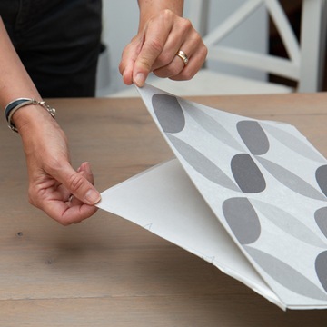 САМОКЛЕЯЩАЯСЯ ГЕОМЕТРИЧЕСКАЯ НАПОЛЬНАЯ ПЛИТКА ПВХ КОЛЕСНАЯ