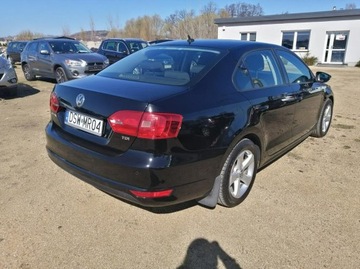 Volkswagen Jetta VI Sedan 1.6 TDI CR DPF 105KM 2011 Volkswagen Jetta 1.6 105 km klima, elektryka, zdjęcie 2