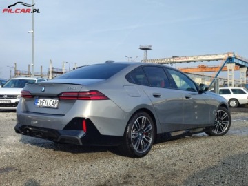 BMW Seria 5 G90-91 2023 BMW Seria 5 M PAKIET PRO GWARANCJA Kamery 360 Zarejestrowany Mozliwa zamia, zdjęcie 2