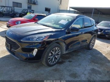 Ford Kuga III 2022 Ford Kuga 2022 r., 2,0L TITANIUM 2.0 Benzyna 250KM, zdjęcie 2