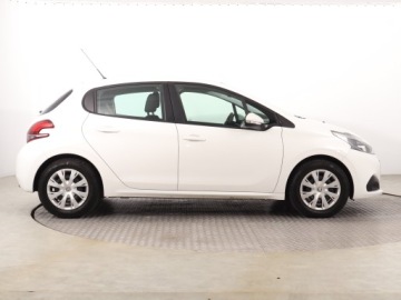 Peugeot 208 I Hatchback 5d Facelifting 1.2 PureTech 82KM 2017 Peugeot 208 1.2 PureTech, Salon Polska, zdjęcie 5