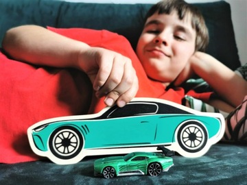 3 гоночных автомобиля на полке Hot Wheels