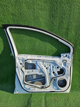 DVEŘE LEVÉ PŘEDNÍ TOYOTA YARIS III LEVÝ