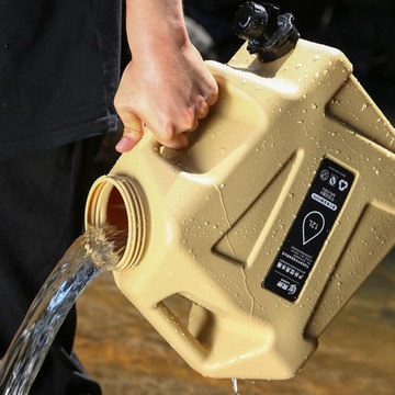 Резервуар для воды емкостью 12 литров с большим краном и бочкой для воды со сменной крышкой цвета хаки.