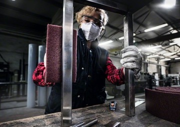 BOSCH EXPERT Рулон флизелина N880 для ручного шлифования 150 мм х 10 м,