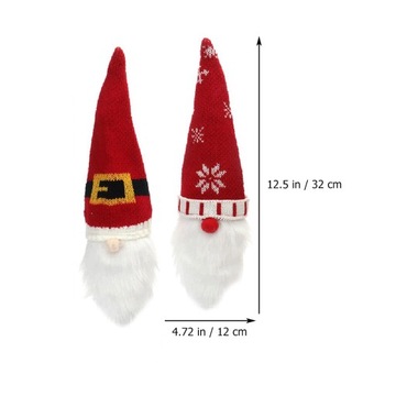 Обеденный стол с елочным украшением