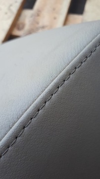 A4 B8 PODHLAVNÍK SEDADLA PŘEDNÍ LEVÝ SVĚTLÝ BEZ
