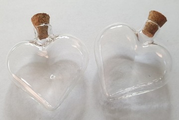 Стеклянная бутылка в форме сердца с пробкой.
