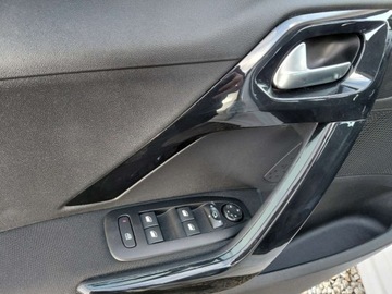 Peugeot 208 I Hatchback 5d Facelifting 1.2 PureTech 82KM 2019 Peugeot 208 Klimatyzacja Kamera Komputer Tempomat 1.2 Benzyna 82KM, zdjęcie 10